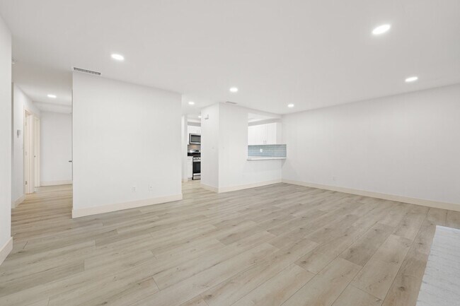 Building Photo - "Spacious 3-Bed Condo with 2 Baths in Citr...