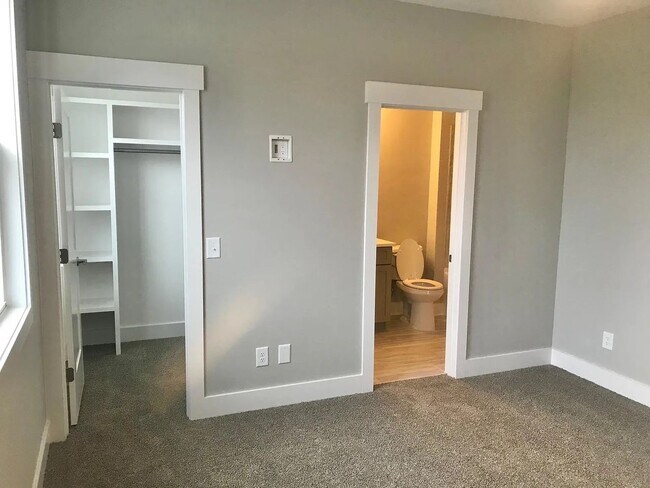 Building Photo - Stunning Modern Townhouse in the Heart of ...