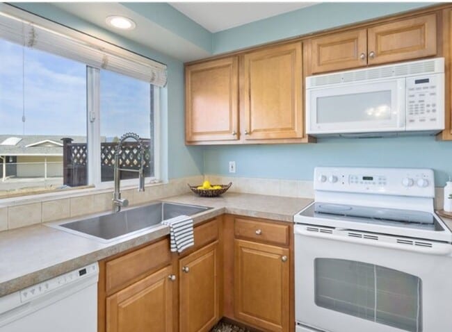 Building Photo - Updated 2 bedroom Townhome - W/S & Garbage...