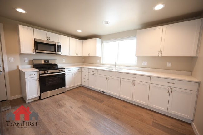 Building Photo - 2022 Terry Ln