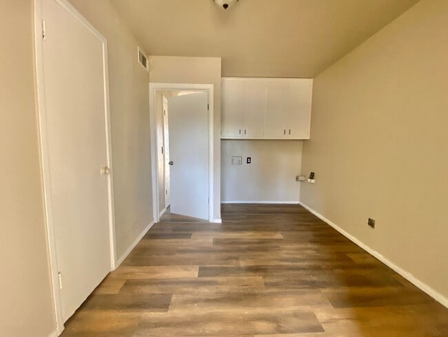 Building Photo - Newly remodeled 3/2 home now available