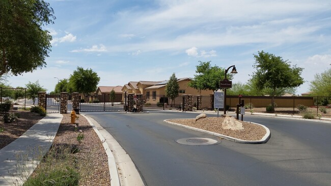 Building Photo - 5627 W Huntington Dr