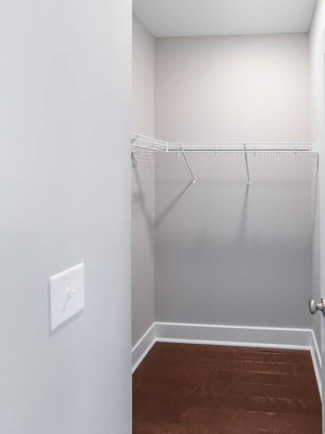 Building Photo - 2 BR 2.5 BA- Downtown Greenville Townhome- FOR RENT