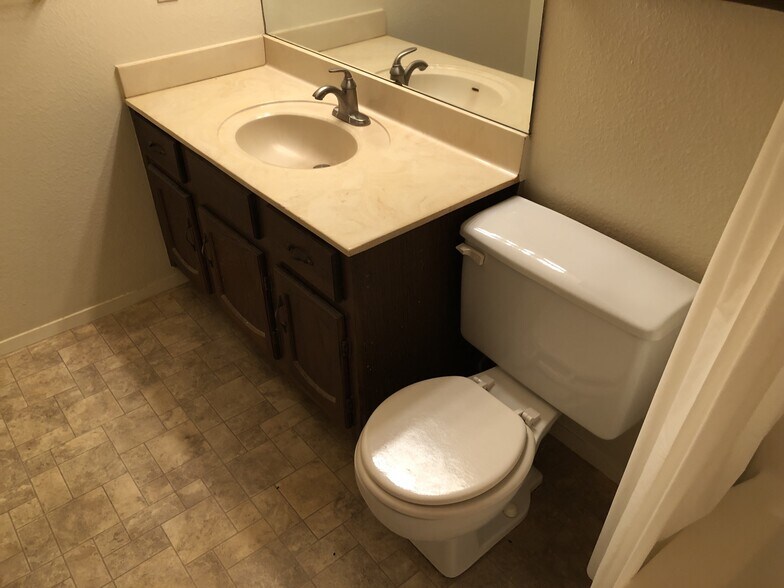 Building Photo - 914 W Meadowmere Ln