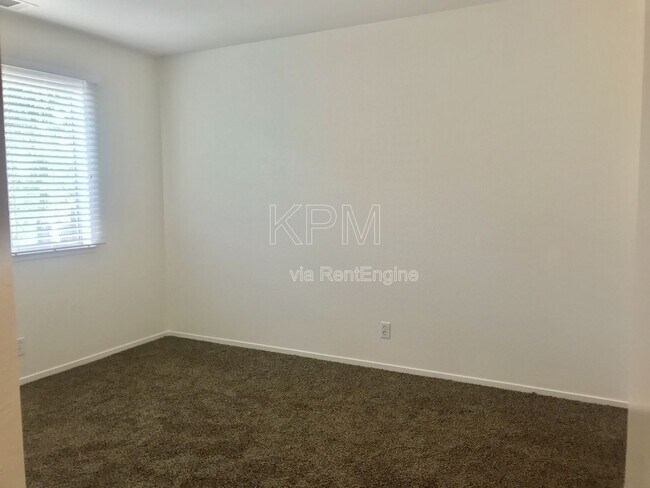 Building Photo - 445 Almond Dr