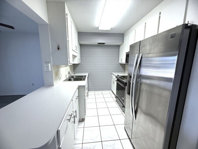 Building Photo - FIRST MONTHS RENT FREE!!! Beautiful 2 MASTER SUITE CONDO in Central Ft. Myers with Over 1200 Sqft.