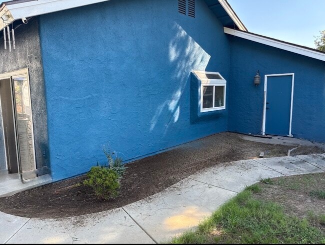 Building Photo - 1016 E Quincy Ave