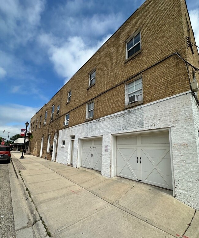 Building Photo - 104 E Sumner St