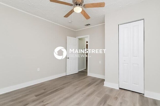 Building Photo - 3 Bedroom Pet-Friendly Home in ST PETERSBU...