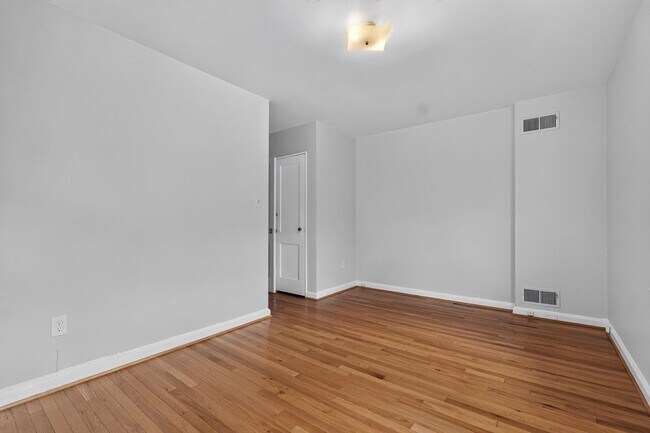 Building Photo - 5551 Chillum Pl NE