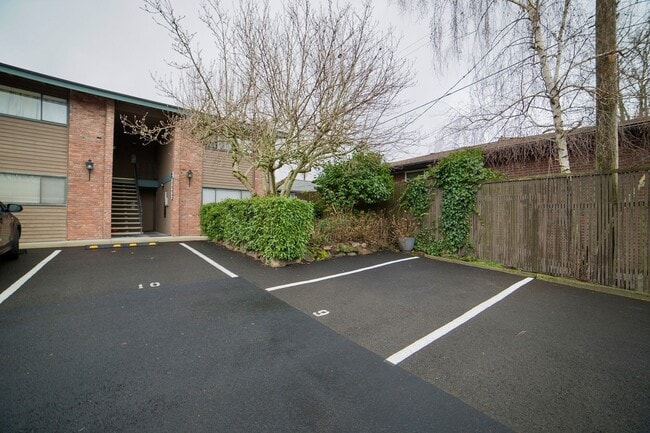 Building Photo - $300 Off! Quiet Top Floor 1 Bedroom Condo in Gated Tukwila Community