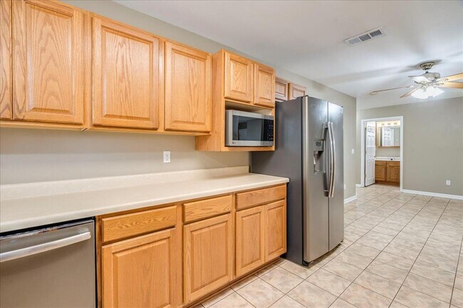 Building Photo - 1004 Misty Acres Dr