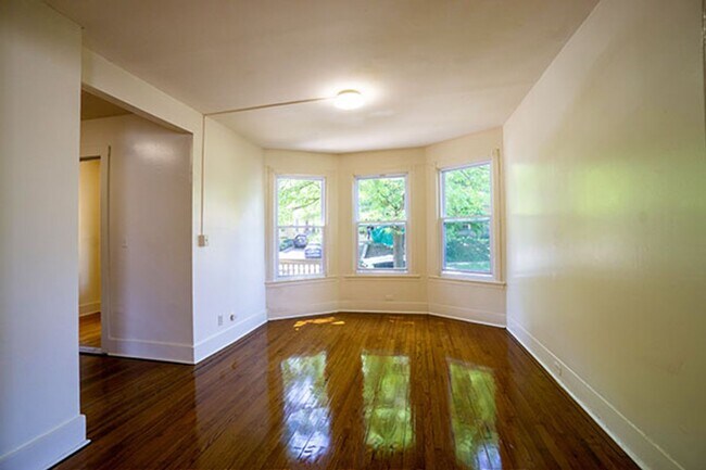 Building Photo - Available 06/01/26 - 5 Bedroom Townhouse c...