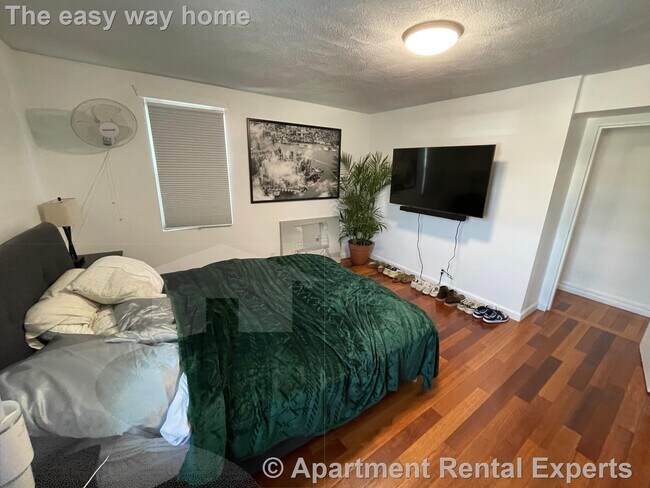 Building Photo - 72 School St