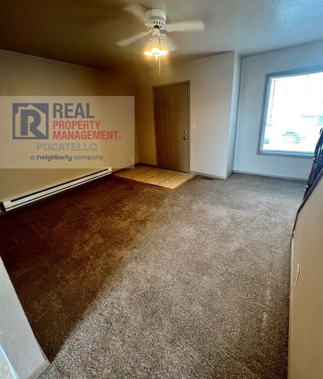 Building Photo - 3 bed 1.5 Bath Duplex - 1 Car Garage