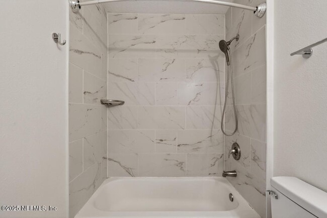 Building Photo - 411 Walnut Dr