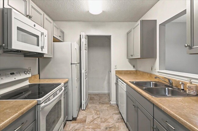 Building Photo - 3001 Oak Park Ct