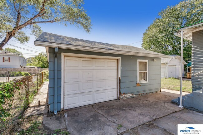 Building Photo - 2 bedroom 2 bath home