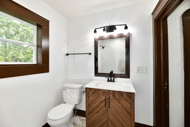 Building Photo - 3634 N Kenwood Ave
