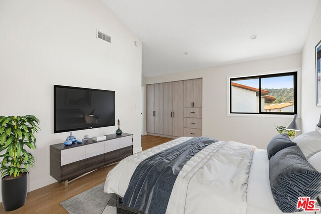 Building Photo - 1549 Palisades Dr