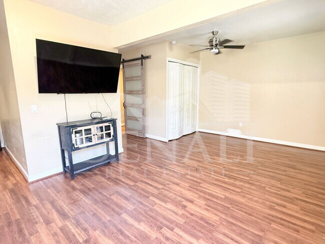 Building Photo - 1326 W Palm Ln