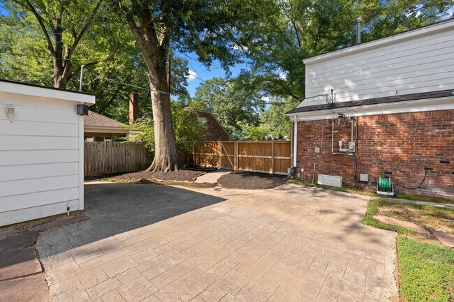 Building Photo - 1539 Brookside Dr