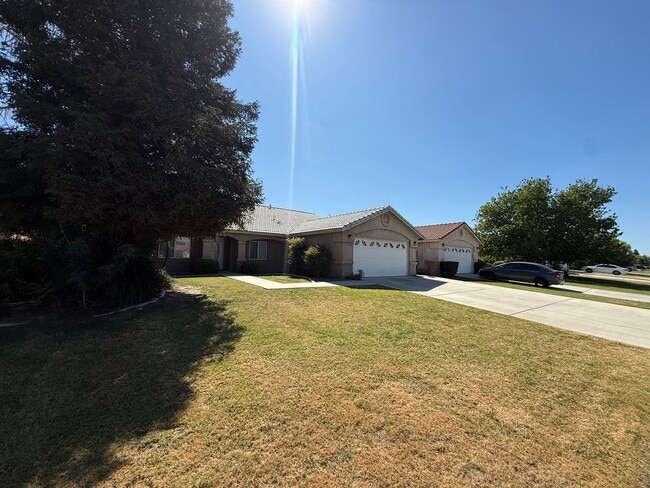 Building Photo - Spacious 4-Bedroom Home in Southwest Bakersfield