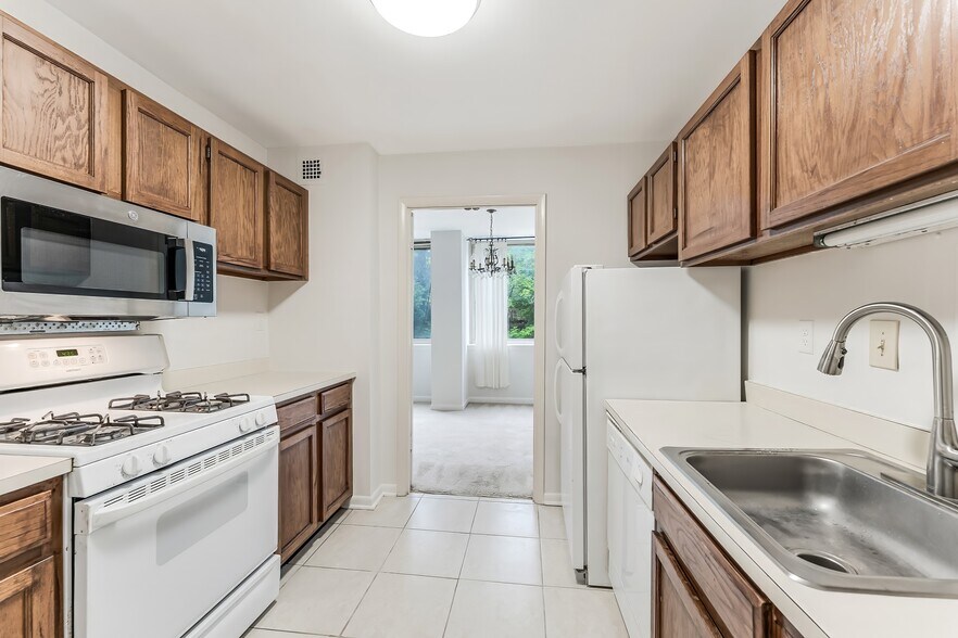 Kitchen - 5565 Columbia Pike