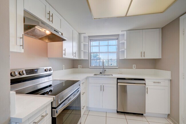 Building Photo - 410 Wilma Cir