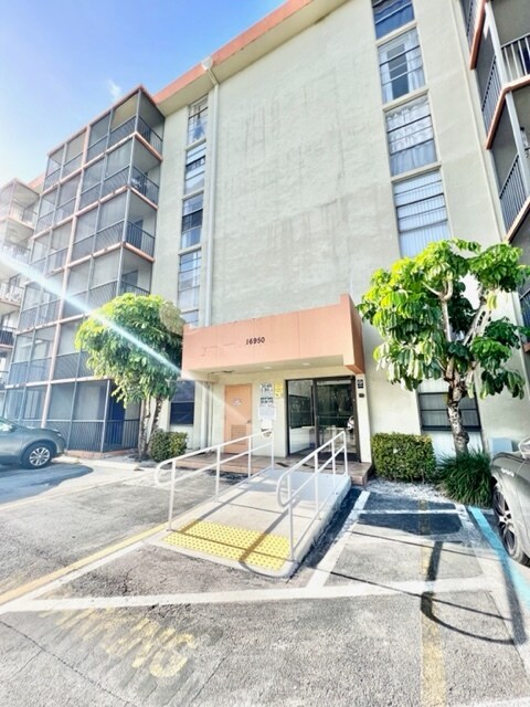 Building Photo - 16950 W Dixie Hwy