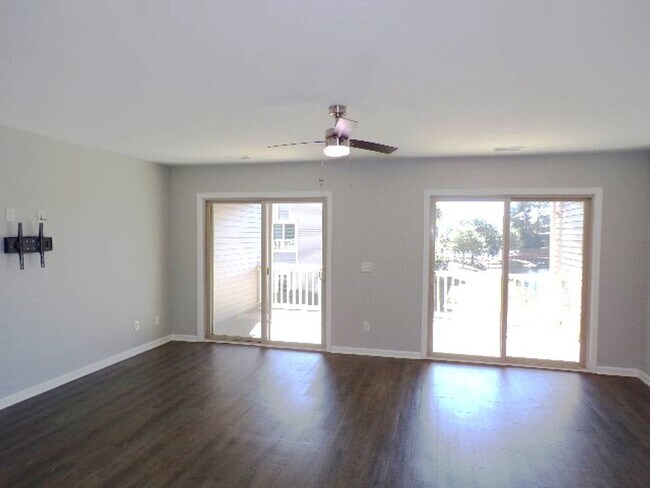 Building Photo - 4 Bedroom Townhome Located In Allenwood