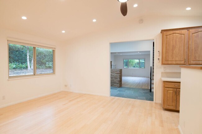 Building Photo - 3 Bedroom 2 Bathroom Home in Mission Canyon