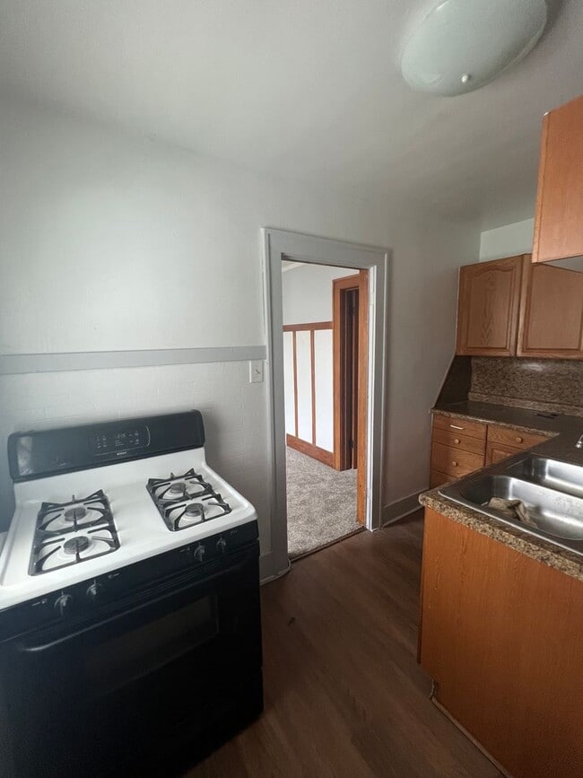 Building Photo - 2 bed 1 bath house $995