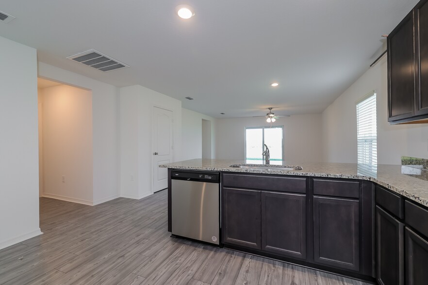 Building Photo - 1367 Swan Lake Cir