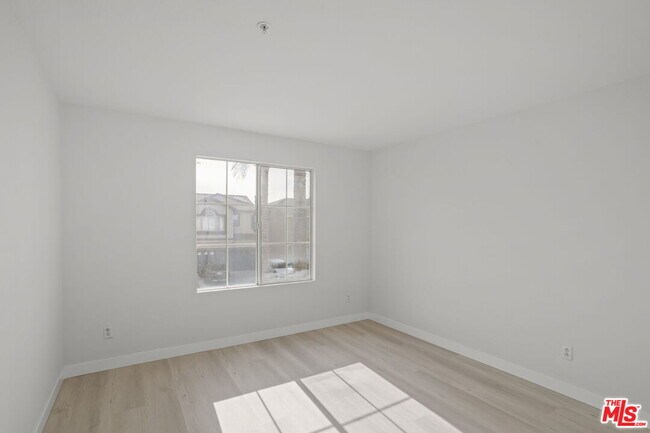 Building Photo - 16850 Merion Ln