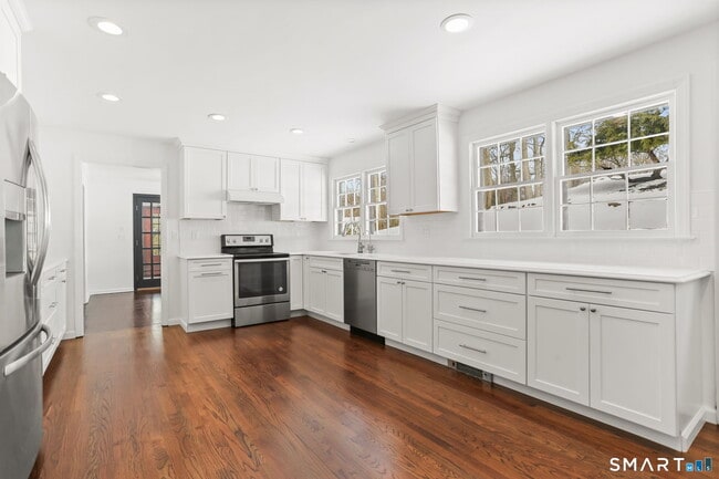 Building Photo - 11 Partrick Ln