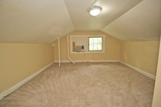 Building Photo - PRE-LEASE for July 2026 - 5 Bedroom, 2.5 Bathroom in Melrose Heights!