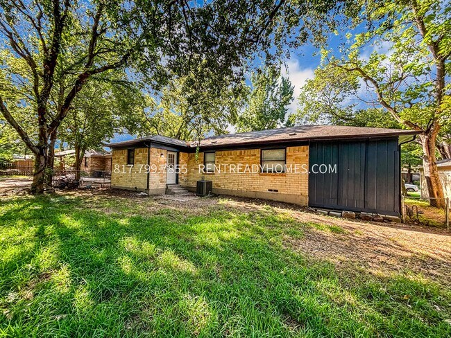Building Photo - 621 Cedar Dr