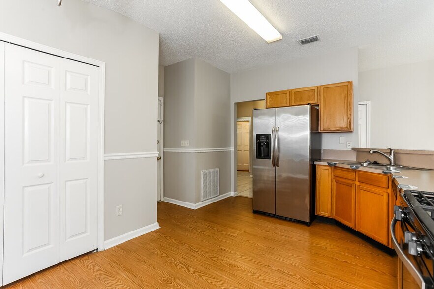 Building Photo - 7510 International Village Dr