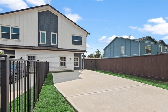 Building Photo - 2002 Lynnfield St