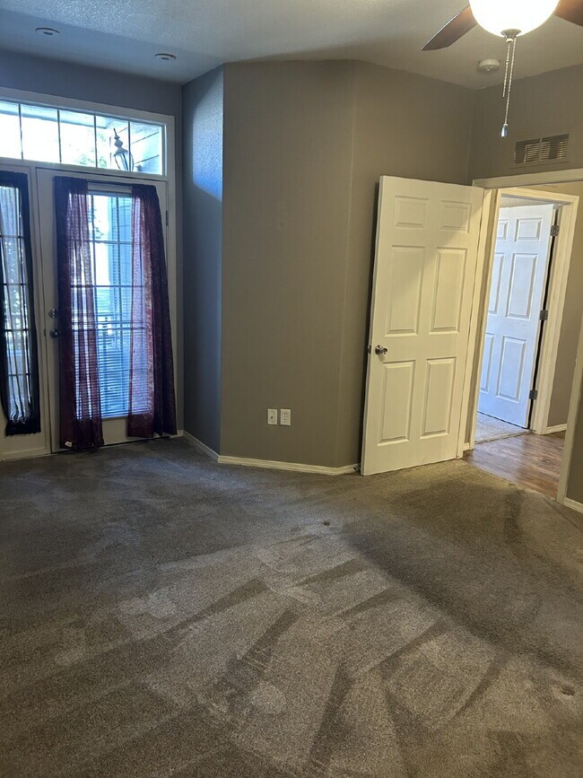Building Photo - "Spacious 2-Bed, 2-Bath Condo Retreat in T...