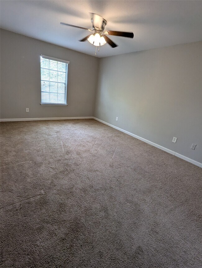 Building Photo - 7661 Fallbrook Dr