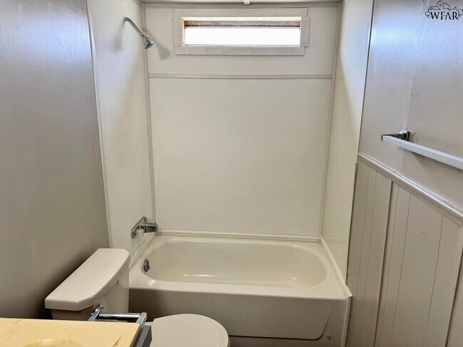 Building Photo - 314 W 6th St