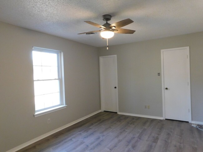 Building Photo - Newly Remodled 3 Bed 2 Bath Home Move In S...