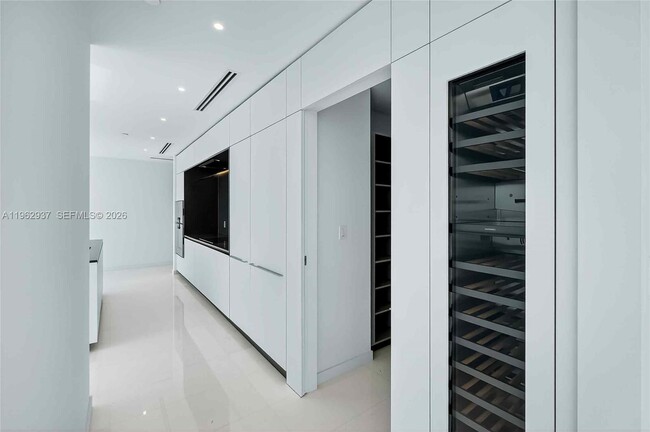 Building Photo - 300 Biscayne Blvd Way