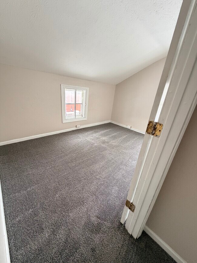 Building Photo - 118 W Grove St