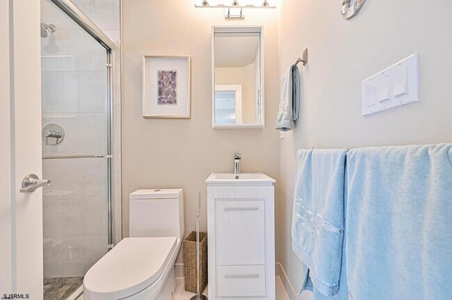 Building Photo - 112 S Weymouth Ave