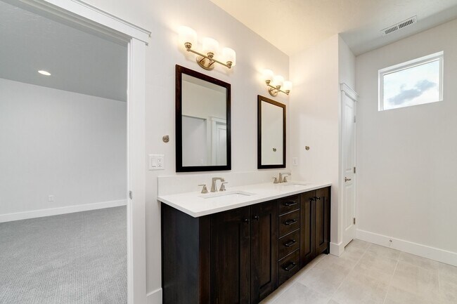 Building Photo - 3 Bedroom 2.5 Bathroom Townhouse in Harris Ranch.