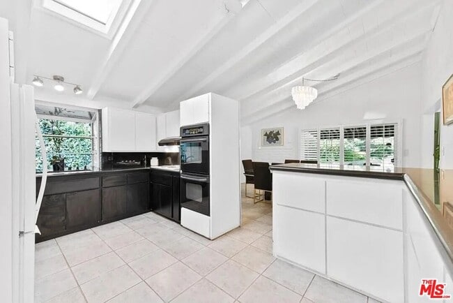 Building Photo - 4363 Hayvenhurst Ave