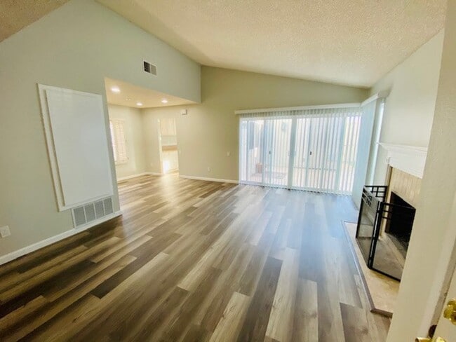 Building Photo - 3 Bed 2 Bath in Gated Beach Community-A must see Home